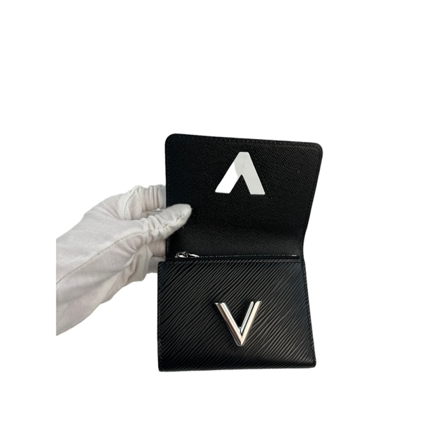 lvtwistwallet_1.png
