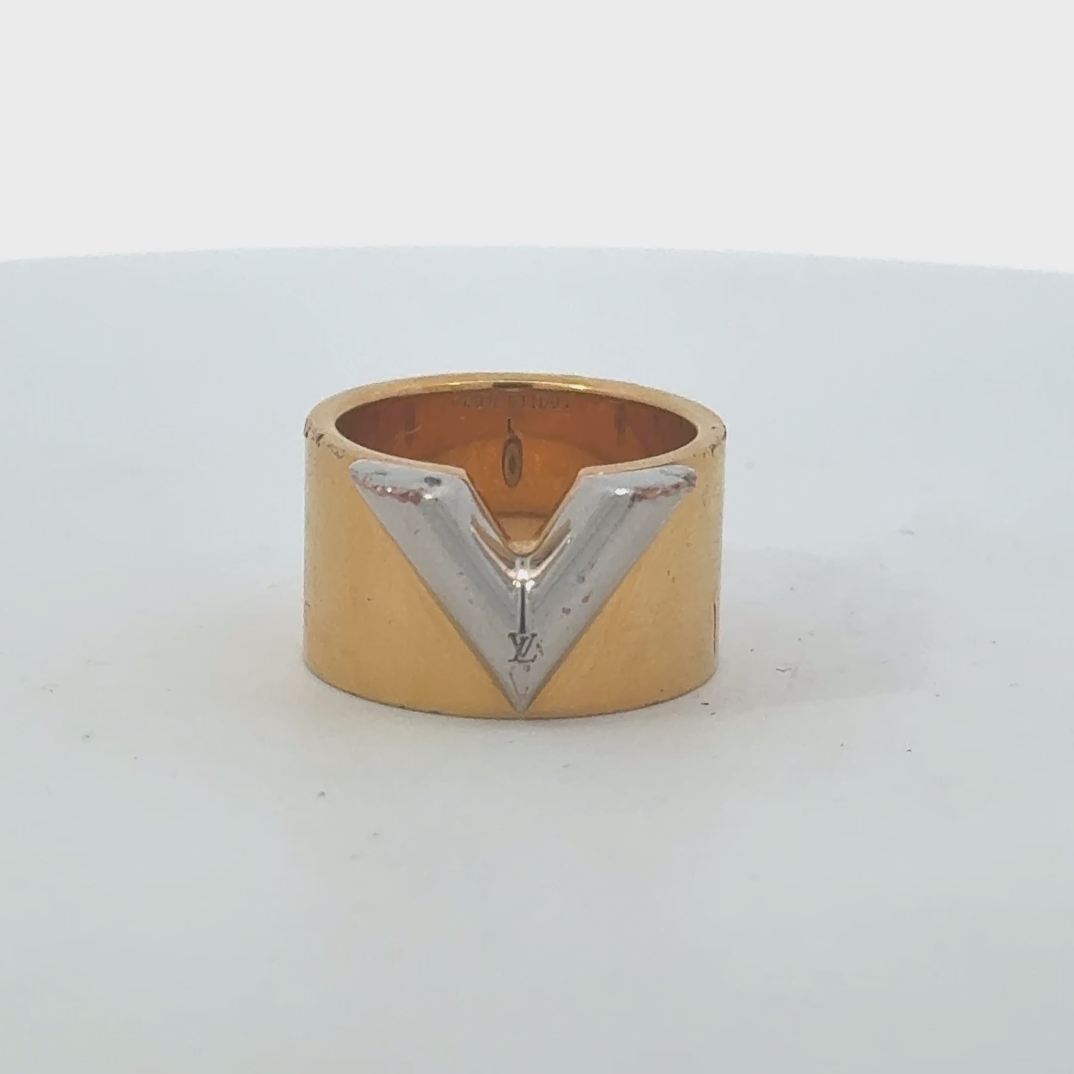 Louis Vuitton Essential V Ring Medium Gold/Silver